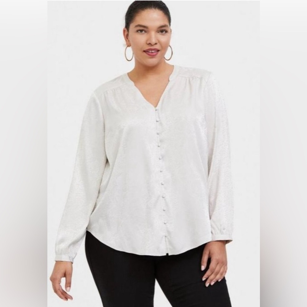 *Torrid Snakeskin Print Ivory Beige Buttonup Blouse NWT Size 1 1X